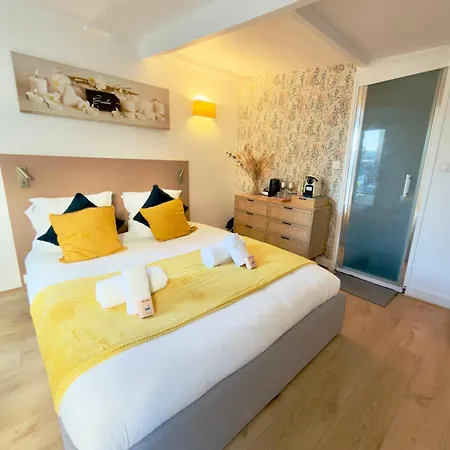 Lovely With Private Terrace In Prime Area Daire