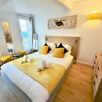 Lovely With Private Terrace In Prime Area Апартаменты *