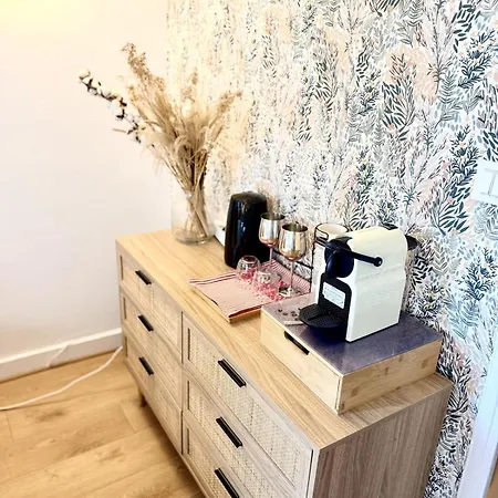 Lovely With Private Terrace In Prime Area דירה