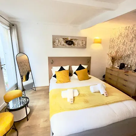 Lovely With Private Terrace In Prime Area