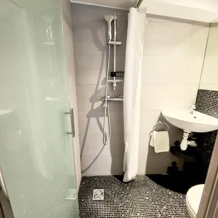Lovely With Private Terrace In Prime Area