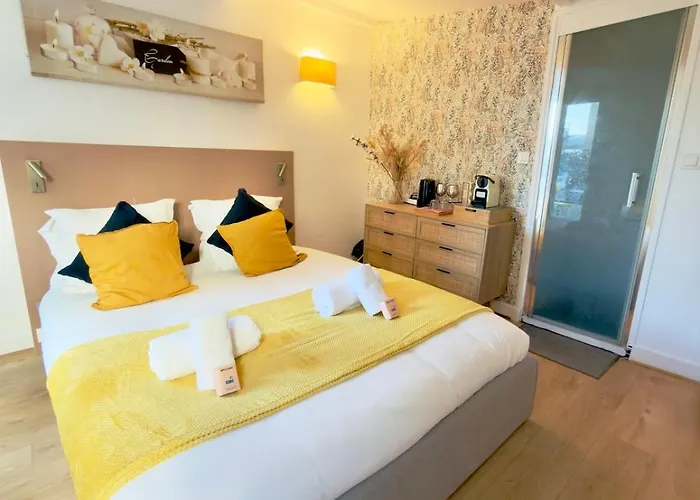 Lovely With Private Terrace In Prime Area דירה