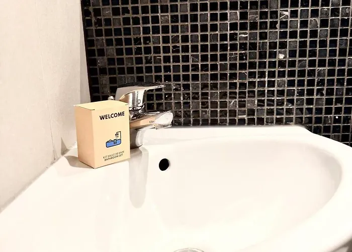 Lovely With Private Terrace In Prime Area דירה *