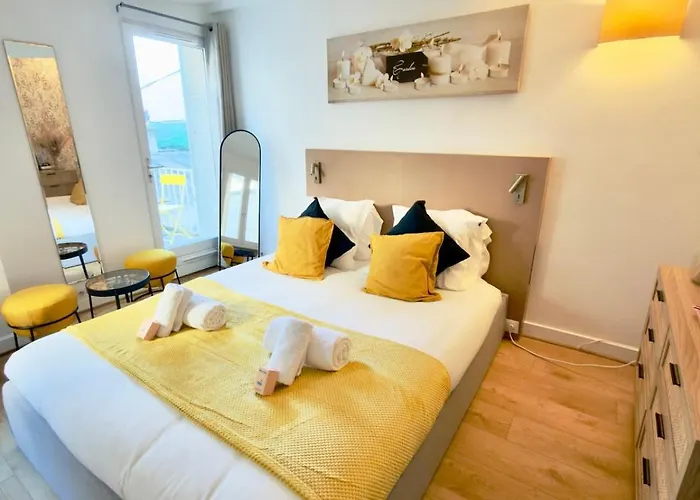 Lovely With Private Terrace In Prime Area דירה *